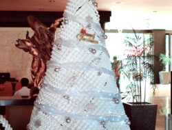 Aston Denpasar Hotel & Convention Center Menggunakan 111 Tempat Telur Kertas Bekas untuk Pohon Natal