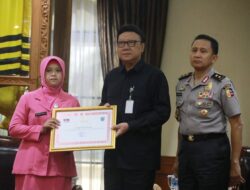 Mendagri Beri Penghargaan bagi Anggota Polri yang Gugur dalam Pelaksanaan Pemilu