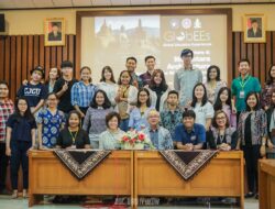 Peserta GlobEEs Belajar Arsitektur Nusantara di UKDW