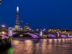 Empat jembatan di London bersinar sebagai bagian dari pembuatan mahakarya seni publik terpanjang di dunia
