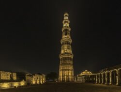 Signify menyinari Qutub Minar dengan pencahayaan LED warm white untuk menonjolkan keajaiban arsitektural bangunan bersejarah