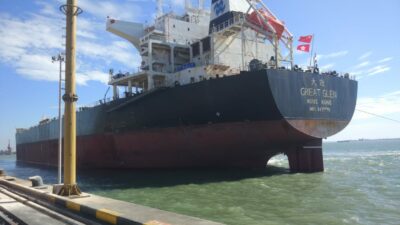 Kapal Curah Raksasa Sandar di Teluk Lamong