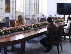 Presiden Jokowi Terima Tim Vaksin Merah Putih di Istana Bogor