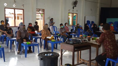 Mahasiswa PHP2D UKDW Selenggarakan Pelatihan Budidaya Lele dalam Ember