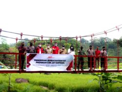 J&T Resmikan Jembatan Rakyat Yang Hubungkan Antar Desa