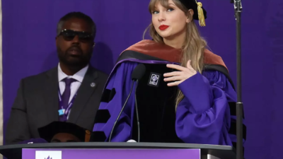 Taylor Swift Membagikan 'Life Hacks' Terbaiknya dalam Pidato Nostalgia saat Dia Memperoleh Gelar Doktor Kehormatan dari NYU