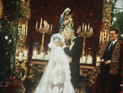 Kourtney Kardashian dan Travis Barker Berbagi Foto Pertama Pernikahan Italia Mereka: ‘Happily Ever After’