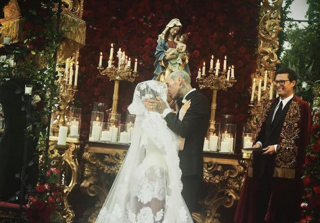 Kourtney Kardashian dan Travis Barker Berbagi Foto Pertama Pernikahan Mereka: 'Happily Ever After'