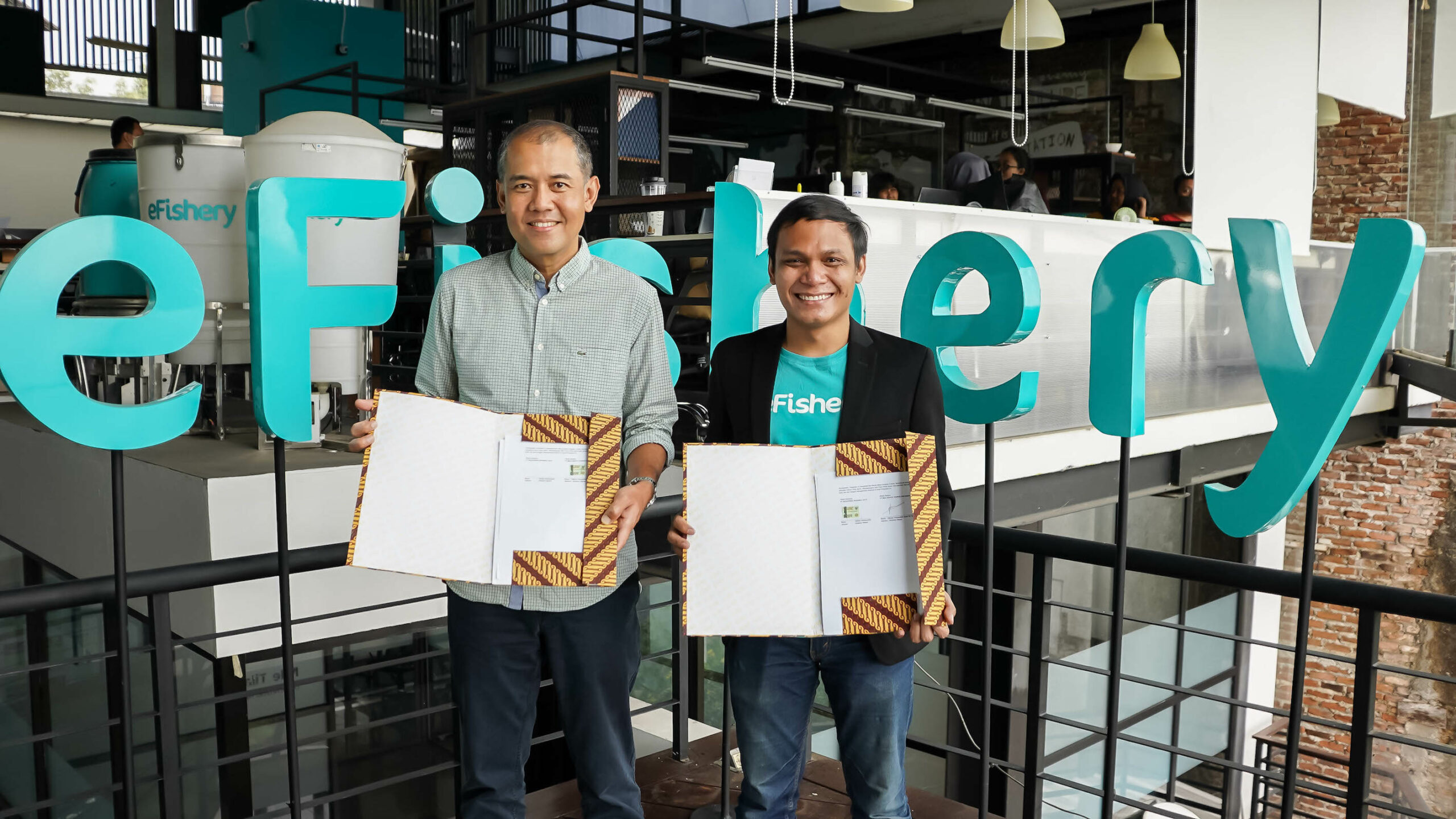 Chief Sales Officer Investree, Salman Baharuddin, dan CEO & Co-Founder eFishery, Gibran Huzaifah menandatangani perjanjian kerja sama penyaluran pinjaman antara Investree dan eFishery