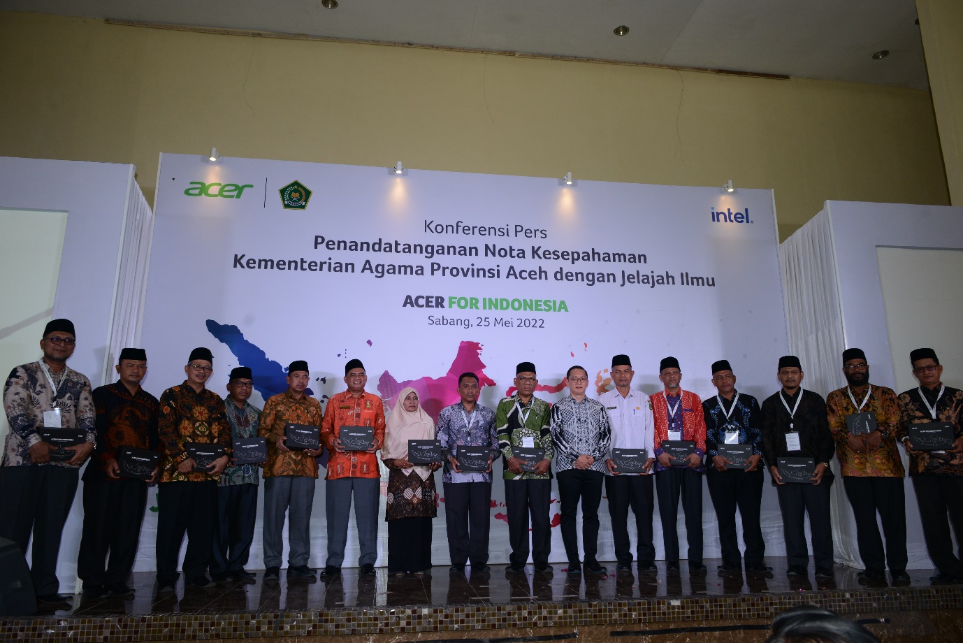 Foto Bersama dalam Agenda Konferensi Pers Penandatanganan Nota Kesepahaman Kementerian Agama Provinsi Aceh dengan Jelajah Ilmu