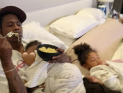Kylie Jenner Bagikan Foto Bayi Laki-Lakinya dengan Travis Scott Saat Mereka Rayakan Hari Ayah