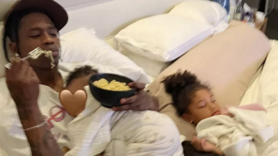 Kylie Jenner Bagikan Foto Bayi Laki-Lakinya dengan Travis Scott Saat Mereka Rayakan Hari Ayah