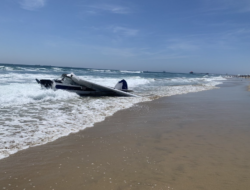 Junior Lifeguards Bantu Selamatkan Pilot Setelah Pesawat Kecil Jatuh ke Laut di Pantai California