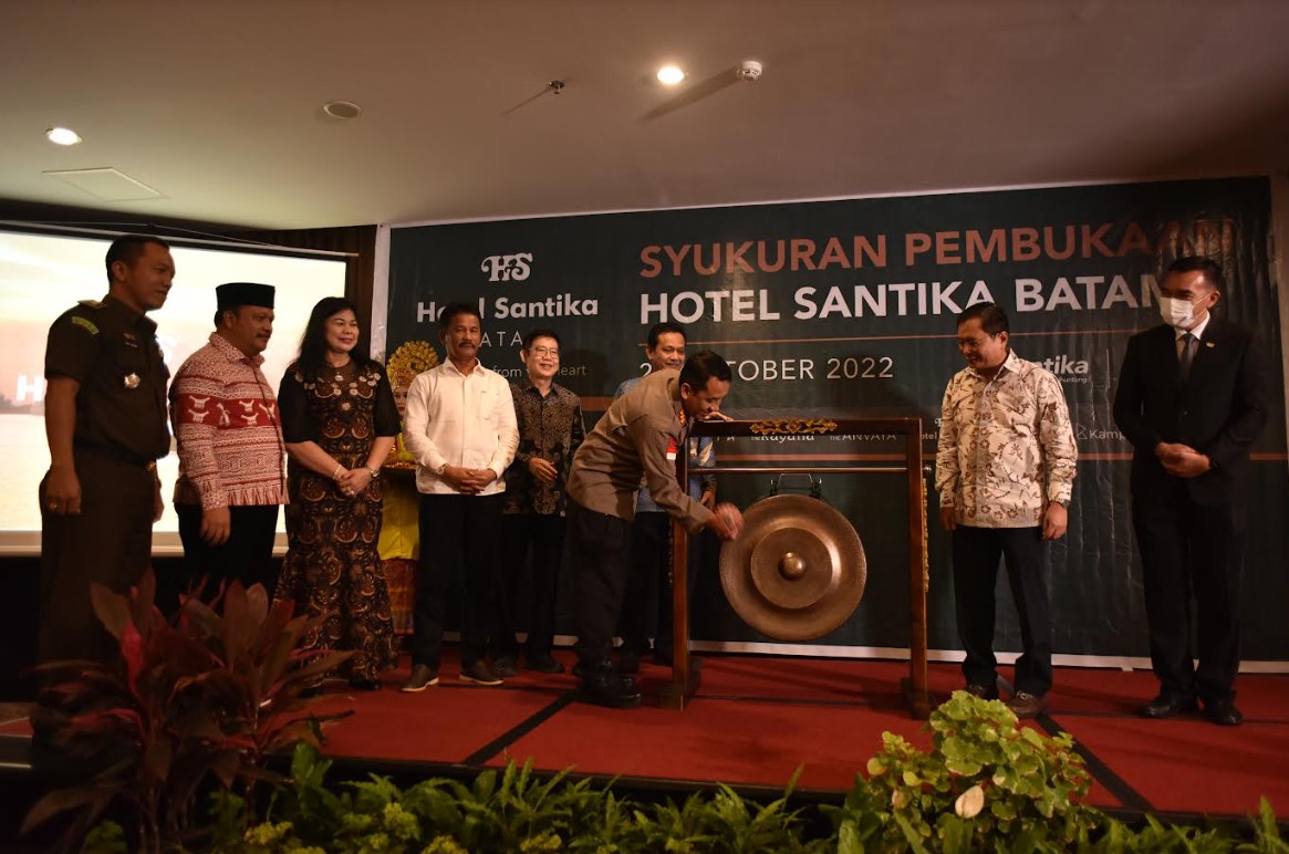 Selebrasi Pemukulan Gong Tanda Peresmian Hotel Santika Batam oleh AKBP Nugroho Tri Nuryanto