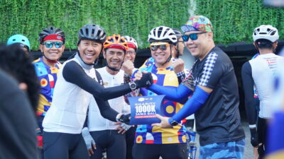 Santika Indonesia Kolaborasi dengan Komunitas Sepeda untuk Charity 1000 Kaki Palsu