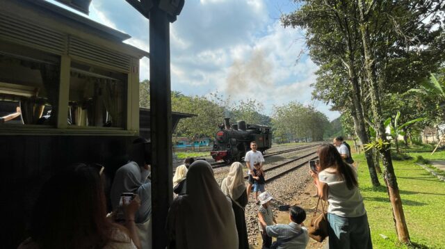 KAI Wisata Hadirkan Perjalanan Perdana Kereta Api Wisata Uap “Baru Klinthing” Disambut Antusias Total 448 Penumpang Terlayani Hari Ini