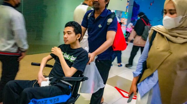 BSI Maslahat Hadirkan Kursi Roda untuk Dimas, Pelajar Bekasi dengan Semangat Pantang Menyerah