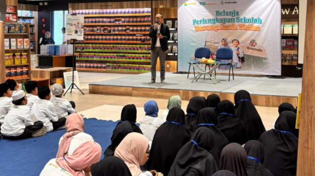 BSI Maslahat Ajak Anak Yatim Belanja Perlengkapan Sekolah di Gramedia Bandung 