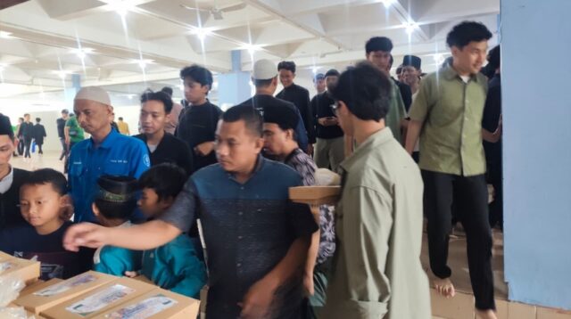 BSI Maslahat Salurkan Sedekah Makan Gratis di Masjid Al Hurriyyah IPB