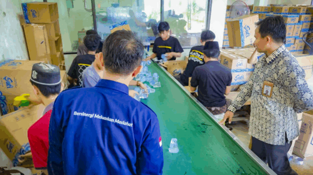 BSI MASLAHAT DUKUNG PESANTREN ANNUQAYAH MENJADI BERDAYA  DENGAN BANTUAN MESIN PRODUKSI AIR MINUM 