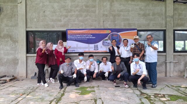 Ubah Sampah Plastik Jadi Solusi Ramah Lingkungan, UPH Hadirkan Inovasi Eco-paving block di Bencongan Indah