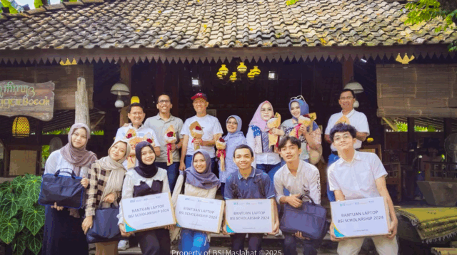 BSI Maslahat Salurkan Laptop kepada Mahasiswa Tidak Mampu