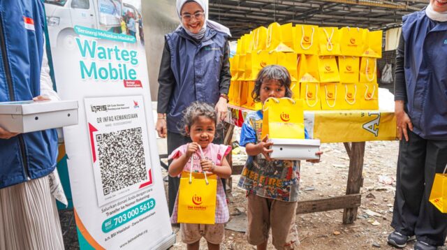 BSI Maslahat dan Ina Cookies Hadirkan Kebahagiaan di Kampung Sumur Lewat Warteg Mobile 