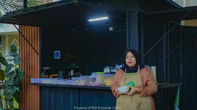 Kisah Sukses Bu Daniroh Bisa Menabung Untuk Masa Depan Keluarga  Berkat Program UMKM Masjid BSI Empowerment 