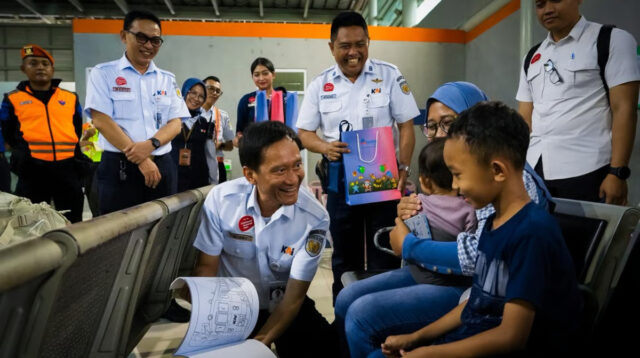 Semakin Melayani Sepenuh Hati, Direktur Utama KAI Bobby Rasyidin Menyapa Langsung Pelanggan di Wilayah Daop 1 Jakarta