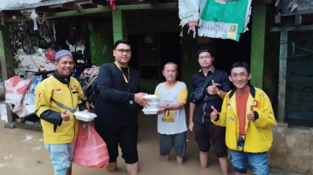 ​Maxim Salurkan Ratusan Paket Makanan untuk Warga yang Terdampak Banjir di Sumatera Utara