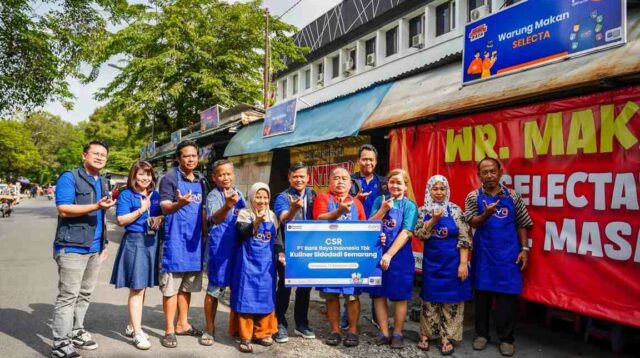 Perkuat Ekonomi Pelaku Usaha, Bank Raya Serahkan Dukungan Prasarana bagi Pedagang Kaki Lima di Cluster Unggulan Sidodadi Semarang