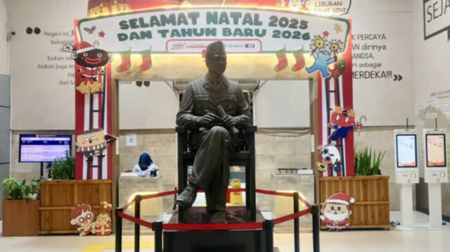 KAI Daop 7 Madiun Hadirkan Ornamen Tematik Natal dan Tahun Baru di Stasiun