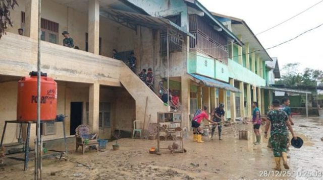 Pulihkan Kegiatan Belajar Mengajar, Kementerian PU Mulai Bersihkan Sarana Pendidikan di Aceh Tamiang