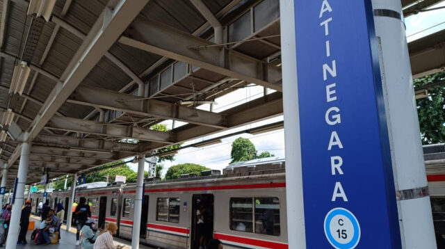 Antisipasi Kepadatan Akses ke Gambir, KAI Daop 1 Terapkan Berhenti Luar Biasa di Stasiun Jatinegara
