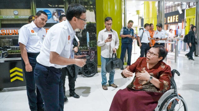 Semakin Melayani Sepenuh Hati, Direktur Utama KAI Bobby Rasyidin Menyapa Langsung Pelanggan di Wilayah Daop 1 Jakarta