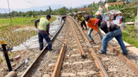 Tingkatkan Keselamatan dan Kelancaran Perjalanan Kereta Api, KAI Daop 2 Bandung Lakukan Penggantian Rel dan Wesel KA di Sejumlah Titik