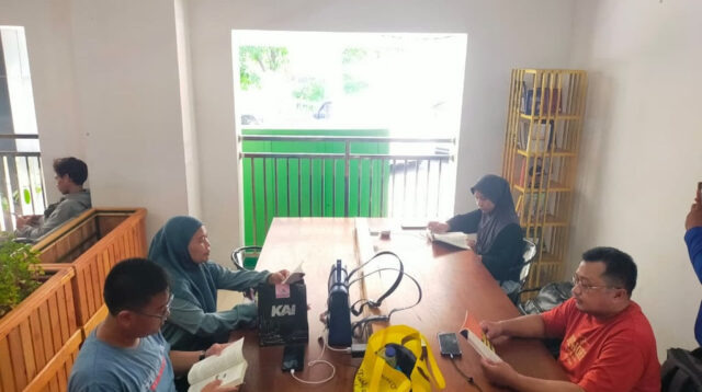 Sambut Hangat Pelanggan KA, KAI Daop 7 Madiun Hadirkan Ornamen Tematik Natal dan Tahun Baru di Stasiun