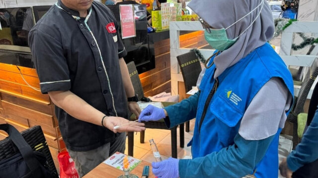 Masa Nataru, KAI Daop 5 Purwokerto Pastikan Seluruh Tenant Stasiun Purwokerto Sajikan Makanan Aman dan Higienis