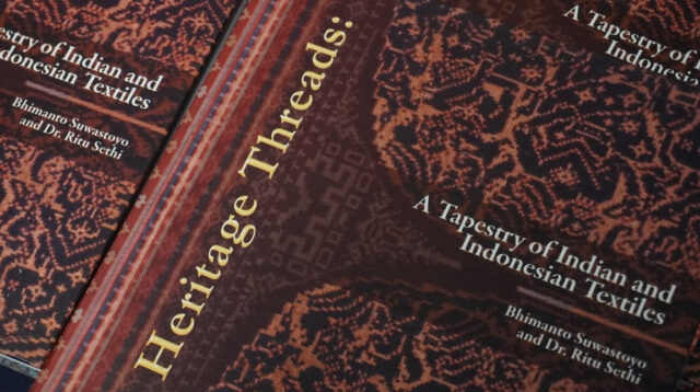 Menjahit Sejarah Dua Bangsa lewat Tekstil dalam “Waves Across the Oceans”
