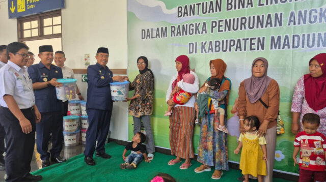 KAI Daop 7 Madiun Salurkan Bantuan TJSL Rp57,5 Juta Dukung Percepatan Penurunan Stunting di Kabupaten Madiun