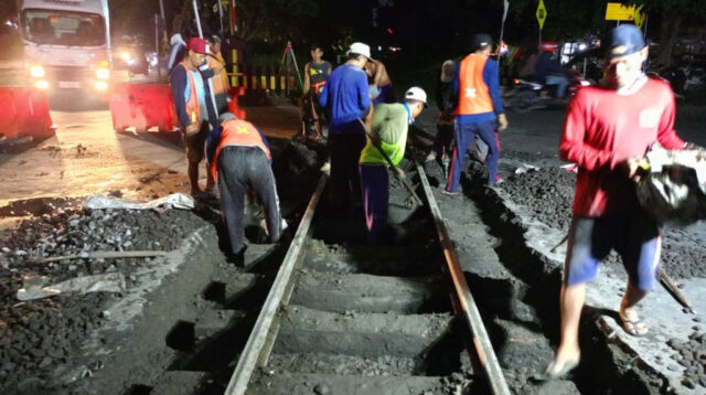 KAI Daop 8 Surabaya Lakukan Perbaikan Perlintasan Sebidang JPL 36 Jalan Deltasari, Pengendara Diimbau Antisipasi