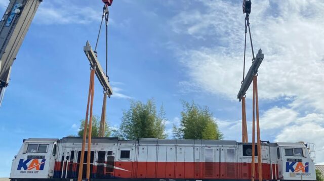 Dukung Kelancaran Peningkatan Mobilitas Masyarakat, KAI Logistik Kirim 7 Lokomotif ke Jawa