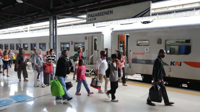KAI Operasikan Kereta Api Tambahan untuk Antisipasi Lonjakan Penumpang di Masa Libur Natal 2025 dan Tahun Baru 2026