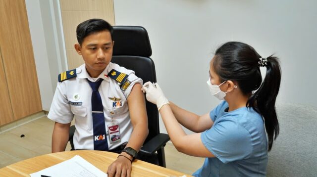 KAI Vaksinasi Petugas LRT Jabodebek Jelang Angkutan Nataru 2025/2026