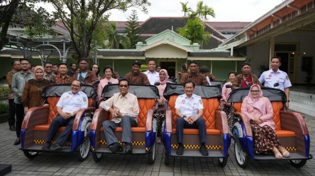 KAI Salurkan Bantuan CSR Becak Listrik kepada Pemerintah Daerah DIY Dukung Ekosistem Transportasi Modern yang Ramah Lingkungan