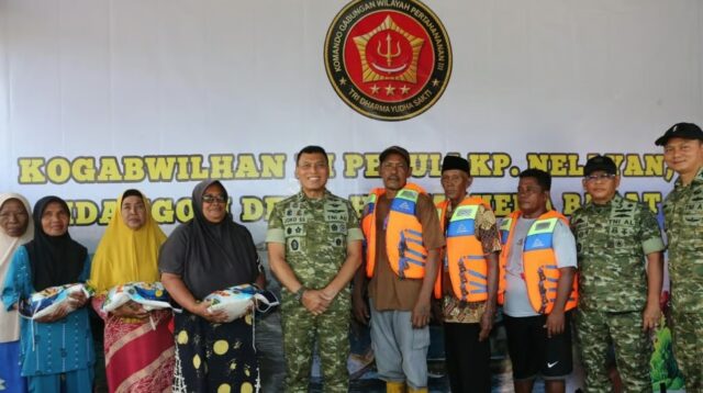 Kogabwilhan III Salurkan Bantuan Sembako dan Life Vest kepada Ratusan Nelayan di Maluku Utara