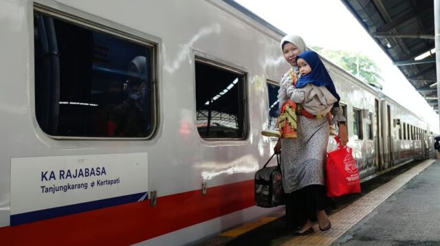 KA Rajabasa dan KA Kualastabas Tulang Punggung Angkutan Penumpang KAI Divre IV Tanjung Karang