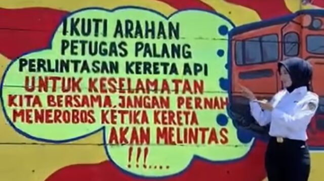 Tingkatkan Keselamatan Operasional KA, KAI Divre IV Tanjung Karang Gencarkan Sosialisasi Keselamatan Perlintasan Melalui Mural Edukatif Bersama Komunitas
