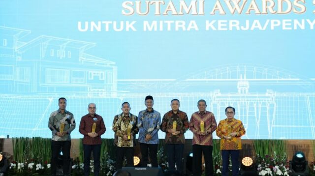 Kementerian Pekerjaan Umum Anugerahkan WSBP sebagai Penyedia Jasa Terbaik pada SUTAMI AWARD