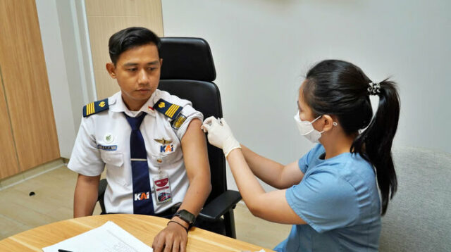 KAI Vaksinasi Petugas LRT Jabodebek Jelang Angkutan Nataru 2025/2026